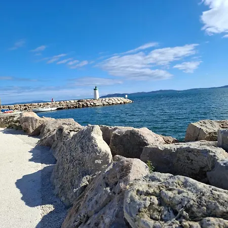 Les Iles D'or Au Port De Grand Climatise Apartmán *