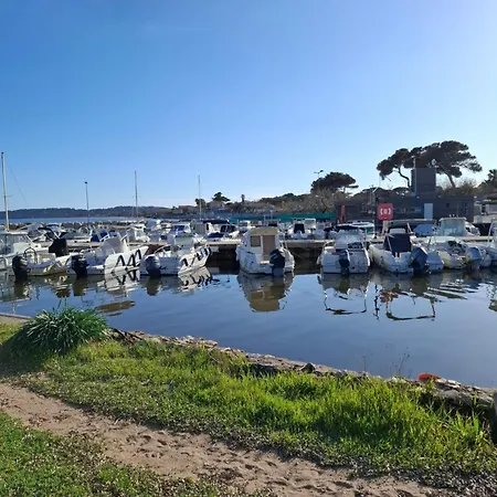 Les Iles D'or Au Port De Grand Climatise Apartmán *